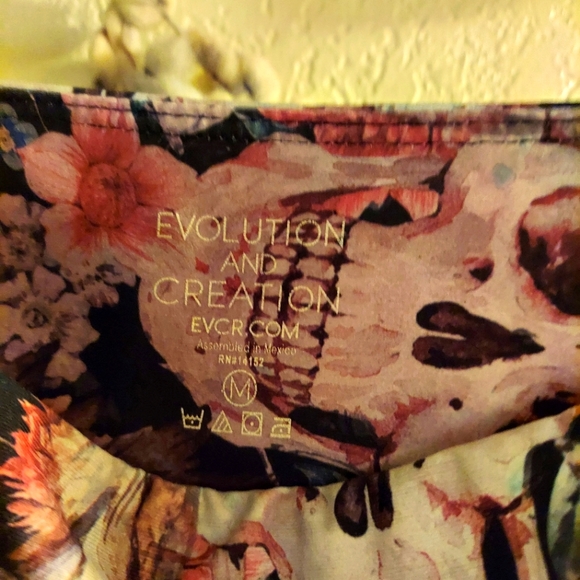 Evolution and Creation Floral Skull Leggings - Picture 2 of 3